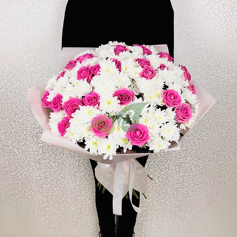 Букет из розовых роз и кустовых хризантем Изящный